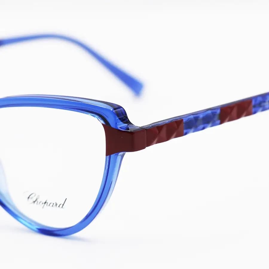 عینک طبی زنانه Chopard با فریم رنگ آبی براق، شکل چشم گربهای، دسته سیمدار و لولا فنردار مدل 2131 — تصویر ۵