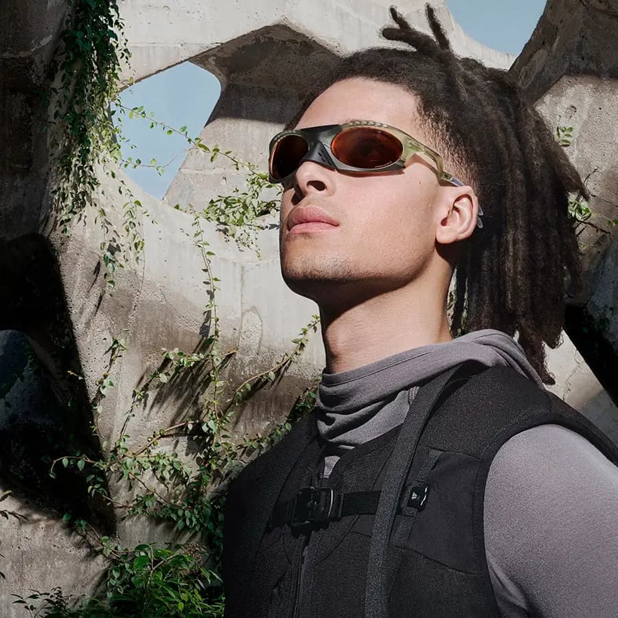 عینک ورزشی OAKLEY با فریم مشکی مات، شکل بیضی، لنز دودی تیره و پلاریزه طرح Plantaris مدل OO9437 — تصویر ۲