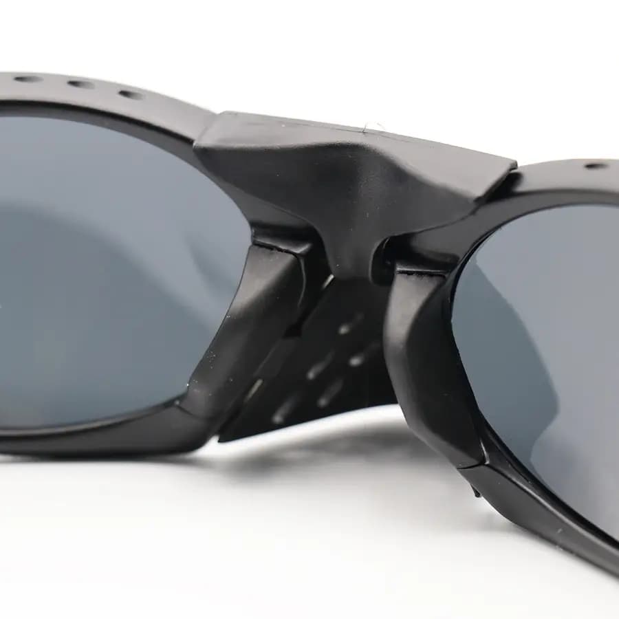 عینک ورزشی OAKLEY با فریم مشکی مات، شکل بیضی، لنز دودی تیره و پلاریزه طرح Plantaris مدل OO9437 — تصویر ۸