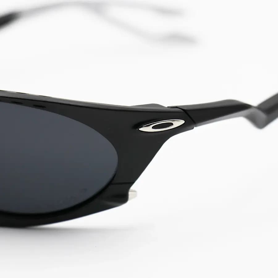 عینک ورزشی OAKLEY با فریم مشکی مات، شکل بیضی، لنز دودی تیره و پلاریزه طرح Plantaris مدل OO9437 — تصویر ۷