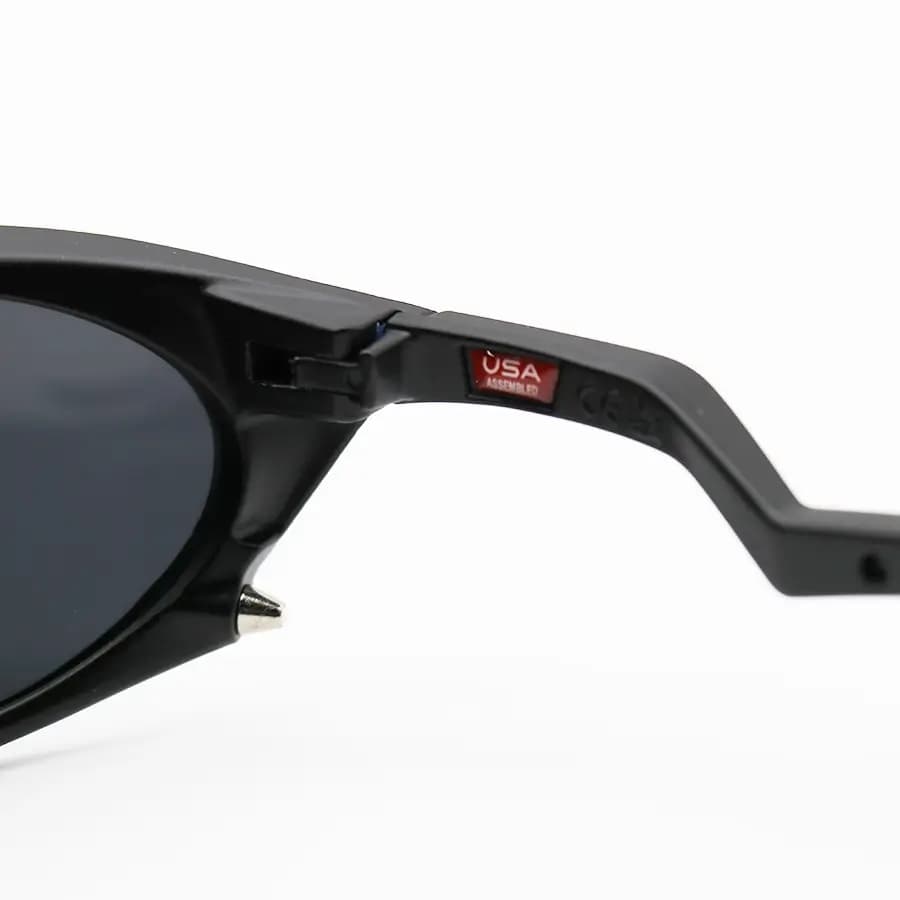 عینک ورزشی OAKLEY با فریم مشکی مات، شکل بیضی، لنز دودی تیره و پلاریزه طرح Plantaris مدل OO9437 — تصویر ۶