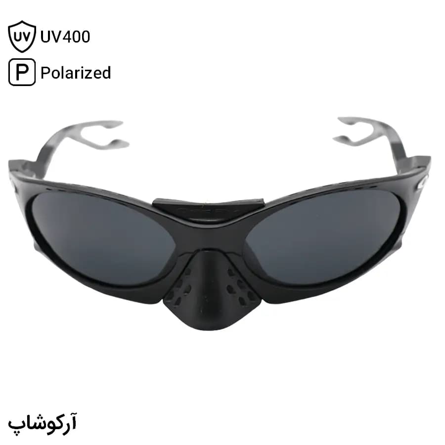 عینک ورزشی OAKLEY با فریم مشکی مات، شکل بیضی، لنز دودی تیره و پلاریزه طرح Plantaris مدل OO9437 — تصویر ۴