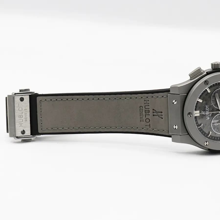 ساعت Hublot بیگ بنگ اسکلتون کرنوگراف خاکستری، بند جیر و سیلیکونی، قاب نقرهای مات، صفحه گرد اسکلتون شفاف با نمایش چرخدندهها و قفل پروانهای مدل 582888 — تصویر ۷