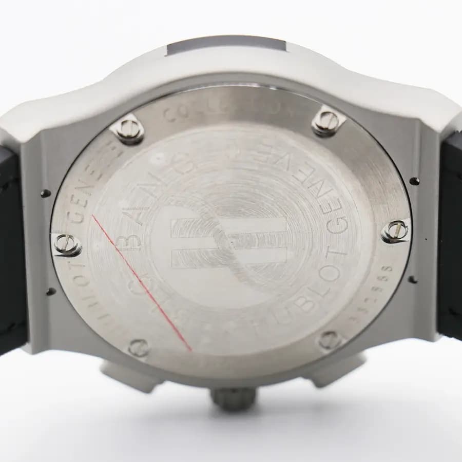 ساعت Hublot بیگ بنگ اسکلتون کرنوگراف خاکستری، بند جیر و سیلیکونی، قاب نقرهای مات، صفحه گرد اسکلتون شفاف با نمایش چرخدندهها و قفل پروانهای مدل 582888 — تصویر ۵
