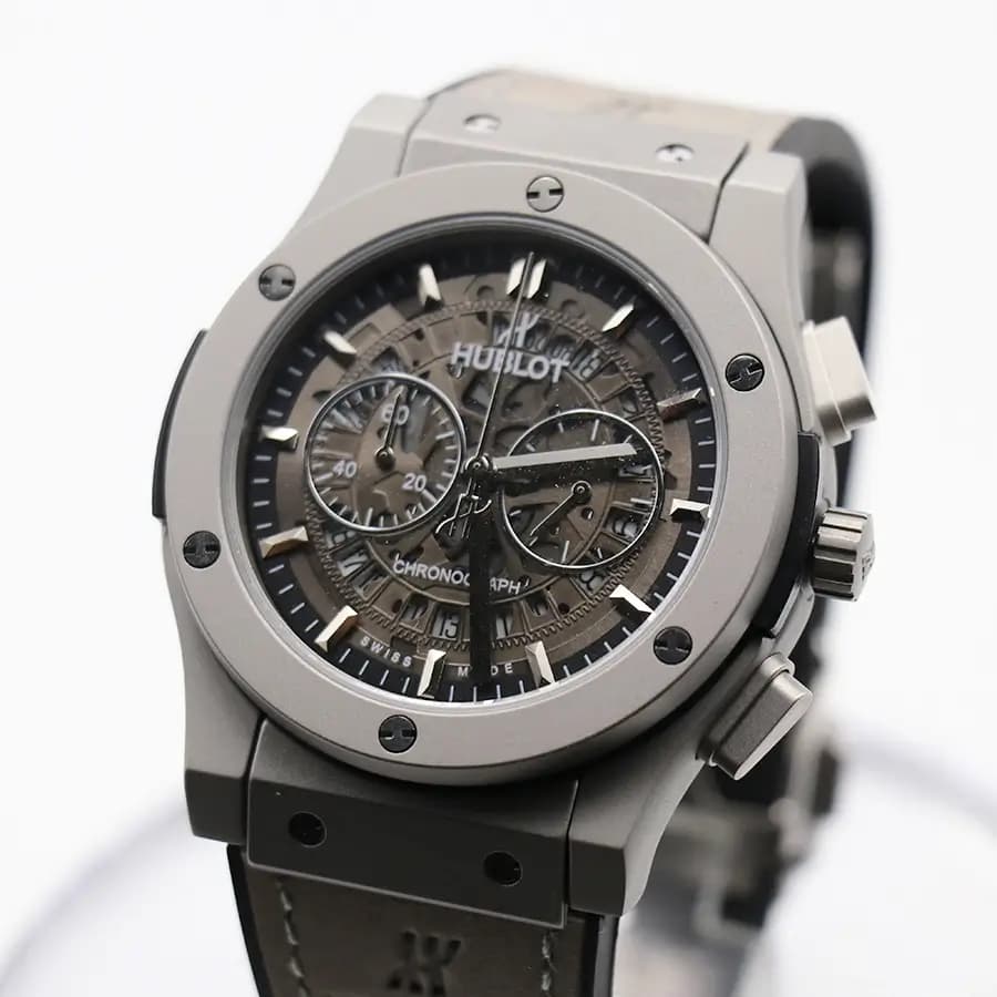 ساعت Hublot بیگ بنگ اسکلتون کرنوگراف خاکستری، بند جیر و سیلیکونی، قاب نقرهای مات، صفحه گرد اسکلتون شفاف با نمایش چرخدندهها و قفل پروانهای مدل 582888 — تصویر ۴