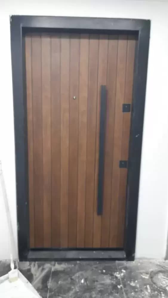 درب ضد سرقت چوبی شیاردار عمودی با فریم فلزی مشکی مدل مدرن کد 30203 — تصویر ۲