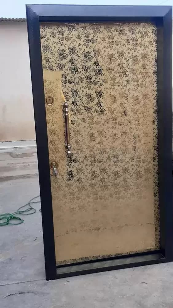 درب ضد سرقت استیل طلایی گلدار با قاب مشکی کد 30190 — تصویر ۲