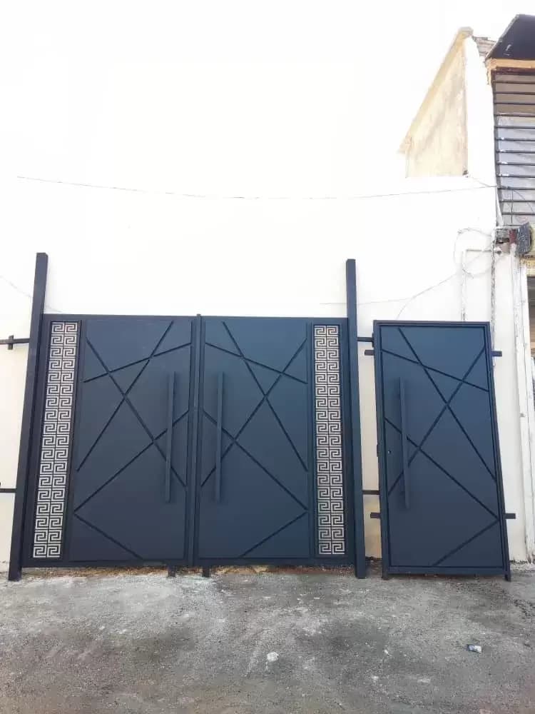 درب فلزی مدرن حیاط با طرح هندسی و پانلهای استیل – کد 30180 — تصویر ۳