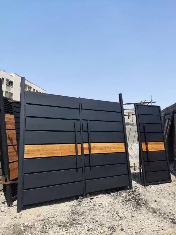 درب فلزی مدرن حیاط ترکیب چوب و فلز – کد 30179 — تصویر ۲