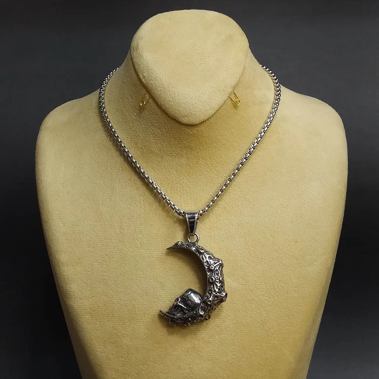 گردنبند استیل ماه هلال و جمجمه گاتیک سیاه قلم | پلاک Gothic Skull Moon با طراحی خاص دارک و استایل راک