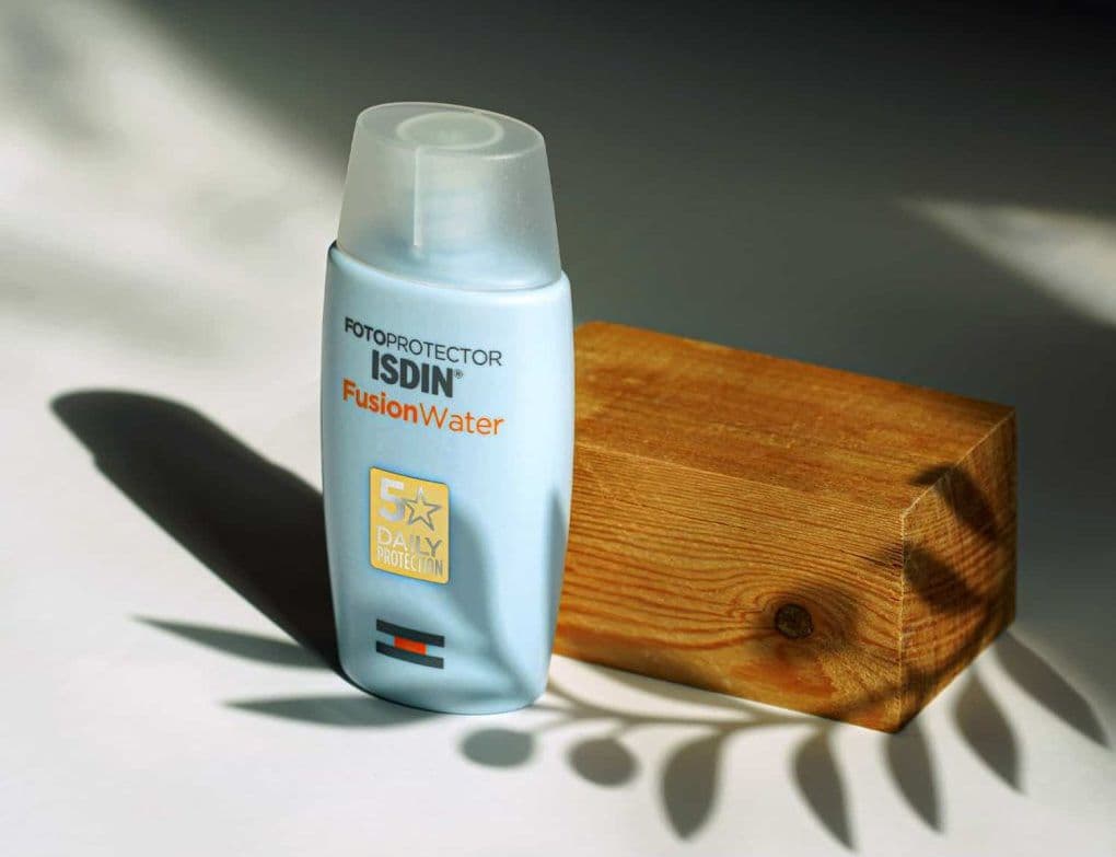 کرم ضد آفتاب فیوژن واتر بی رنگ SPF50 ایزدین — تصویر ۷