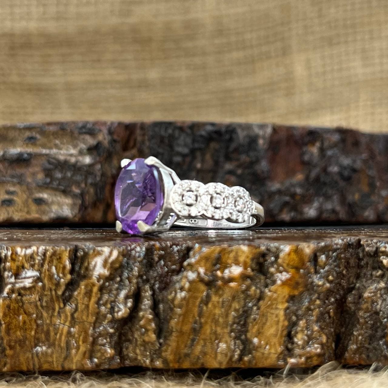 انگشتر زنانه نقره روکش طلاسفید با سنگ آمیتیست برزیل اصل و معدنی(AZ1036) — تصویر ۶