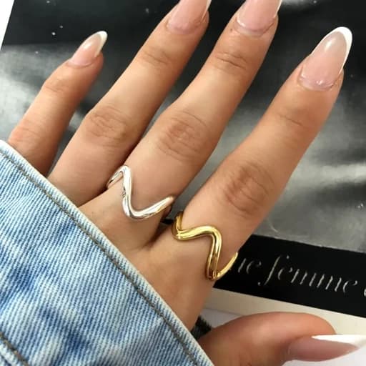 انگشتر زنانه مینیمال موج دار در دو رنگ طلایی و نقره ای آبکاری نقره رنگ ثابت فری سایز Freesize کد zsm (پس کرایه) — تصویر ۲
