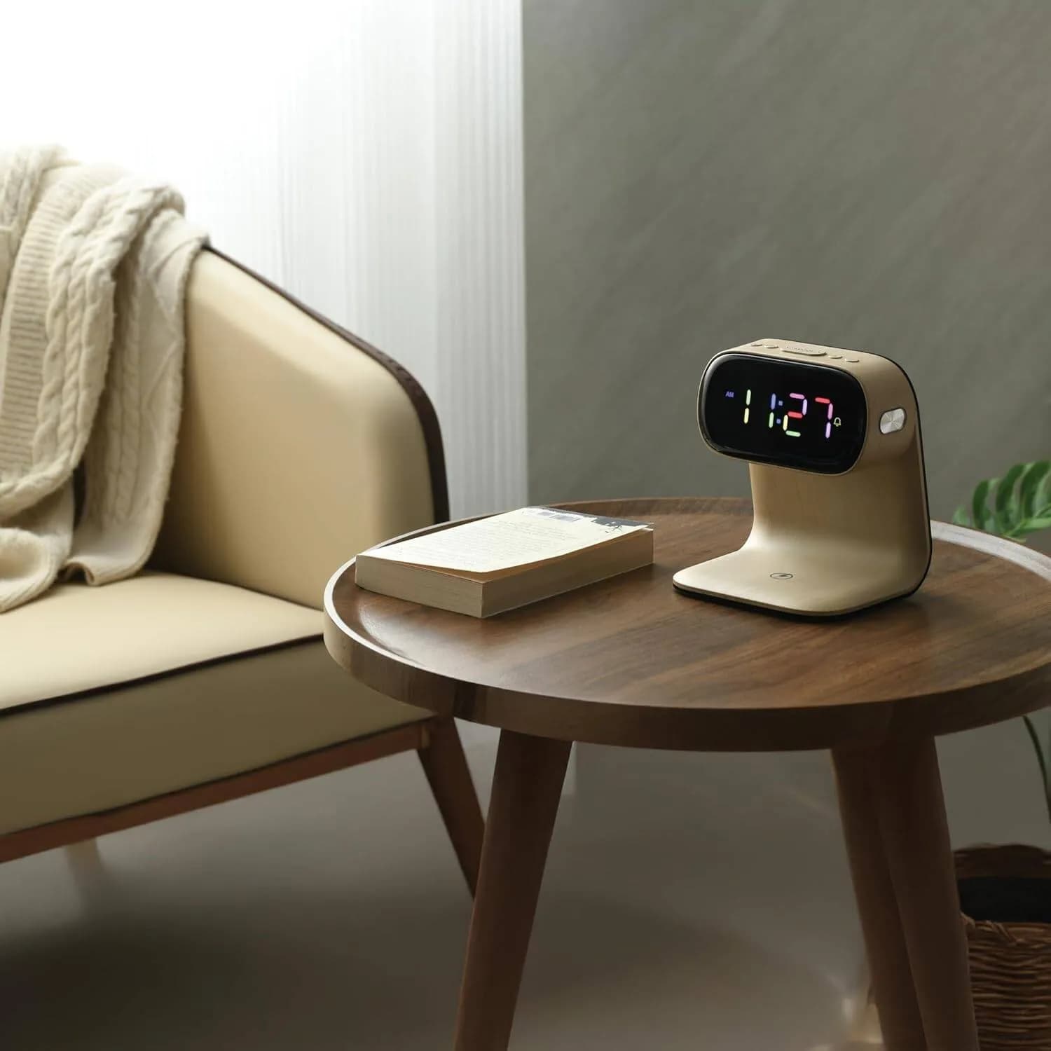 ساعت رو میزی و شارژر وایرلس گرین لاین مدل Green Lion Bedside Clock with Wireless Charger GNBED15WCHWD — تصویر ۳