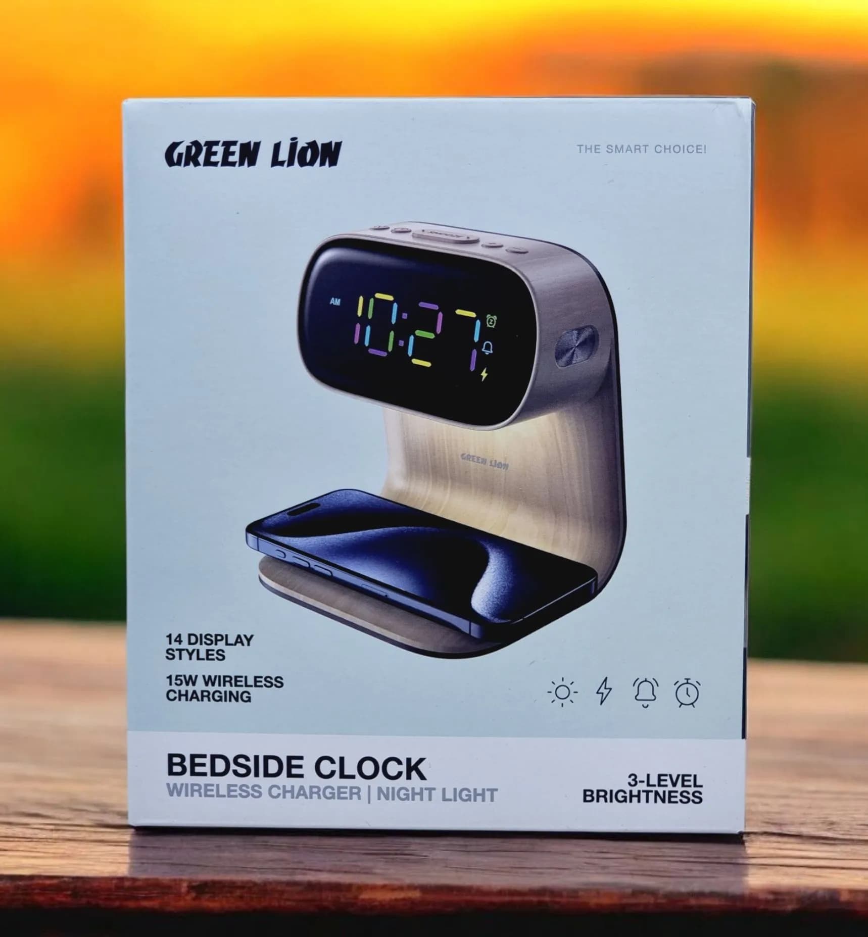 ساعت رو میزی و شارژر وایرلس گرین لاین مدل Green Lion Bedside Clock with Wireless Charger GNBED15WCHWD — تصویر ۵