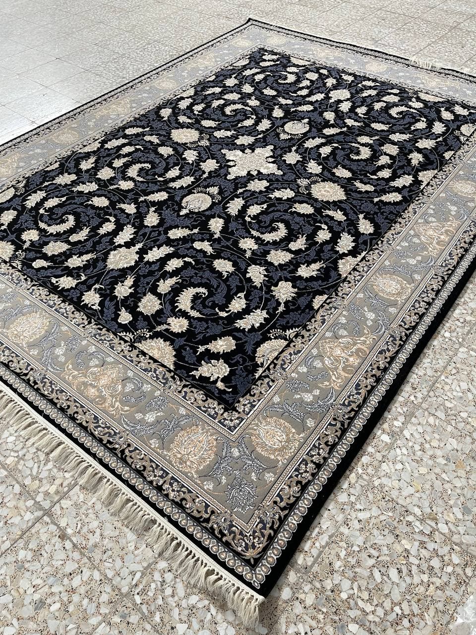 فرش ۷۰۰ شانه نقشه افشان درباری رنگ زمینه سرمه ای – پلی استر