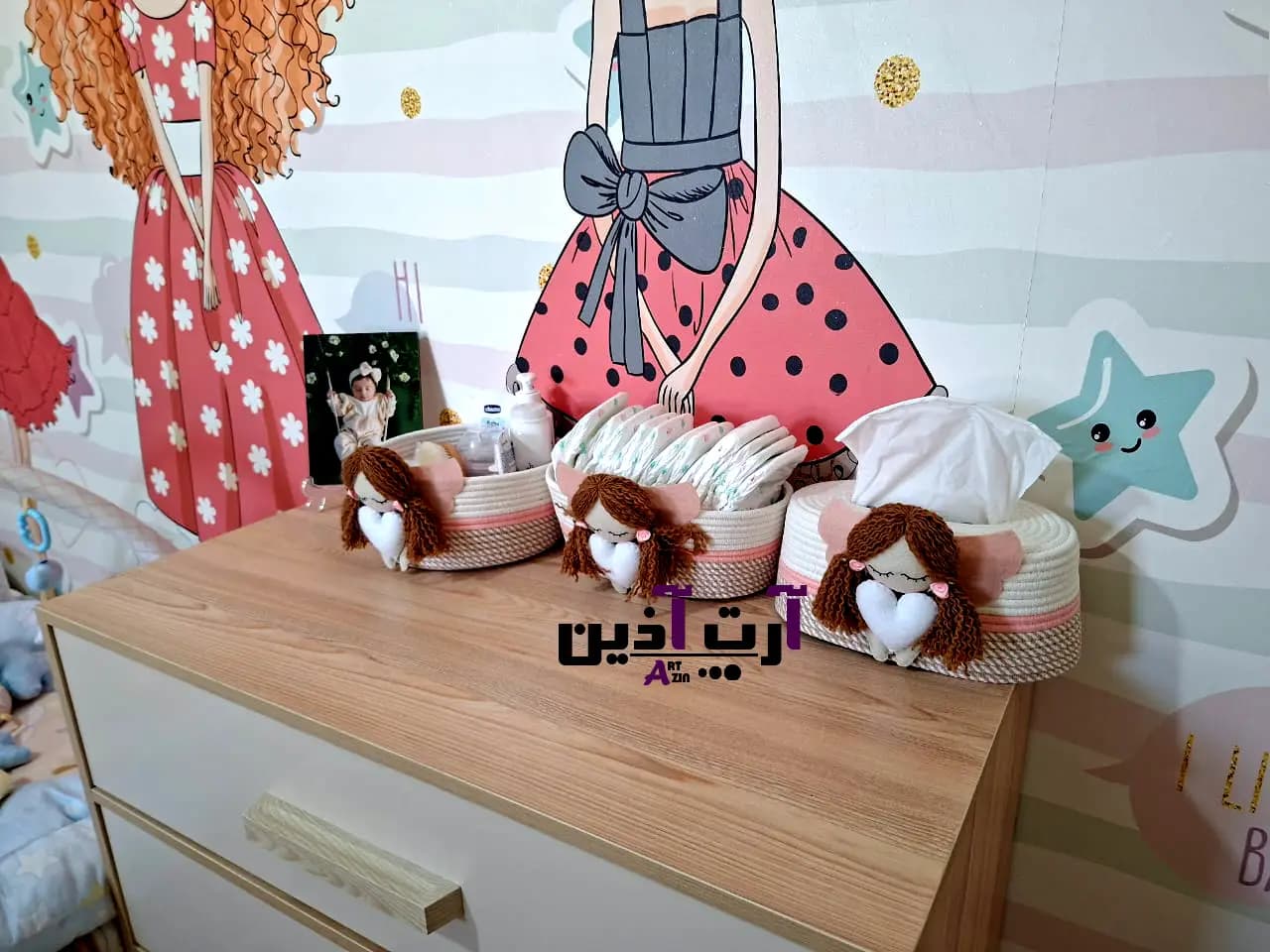 سیسمونی قیطان دخترونه کامل اتاق نوزاد – قیطان دوزی 9 تکه طرح عروسک دختر – کد: 880 — تصویر ۳