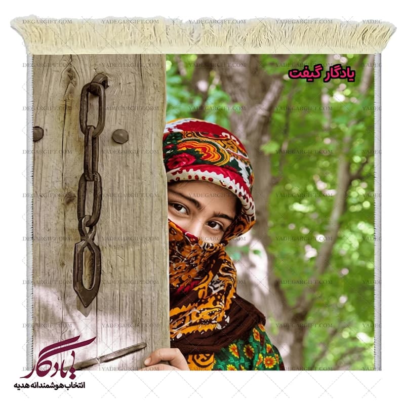 تابلو فرش ماشینی طرح ایرانی بانوی روستا کد i74 — تصویر ۳