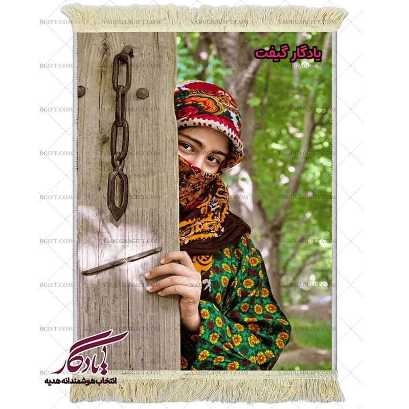 تابلو فرش ماشینی طرح ایرانی بانوی روستا کد i74 — تصویر ۲