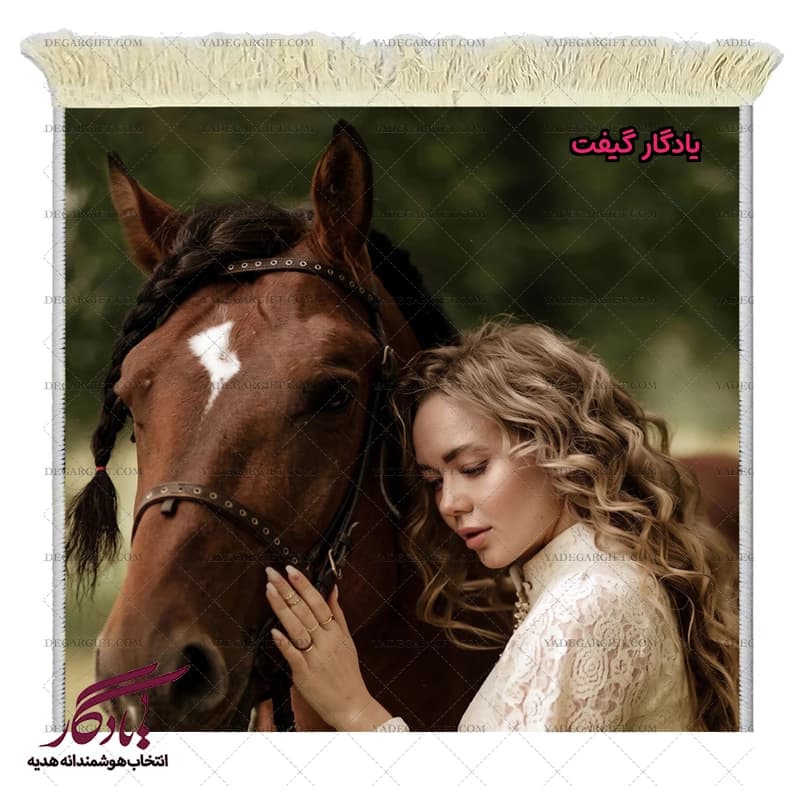 تابلو فرش ماشینی طرح دوشیزه دلبر و اسب کد d56 — تصویر ۳