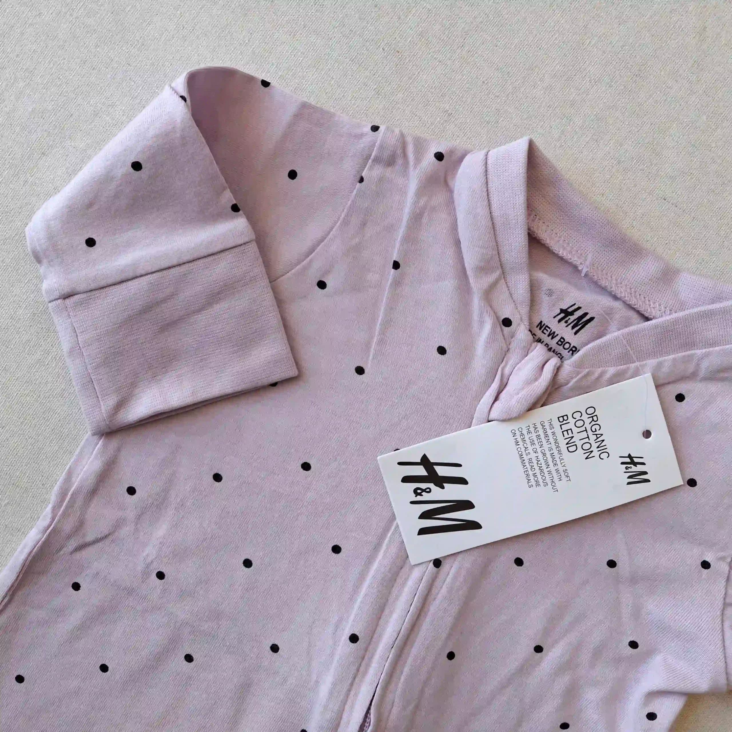 سرهمی نوزادی وارداتی طرح خالدار رنگ یاسی برند H&M — تصویر ۲