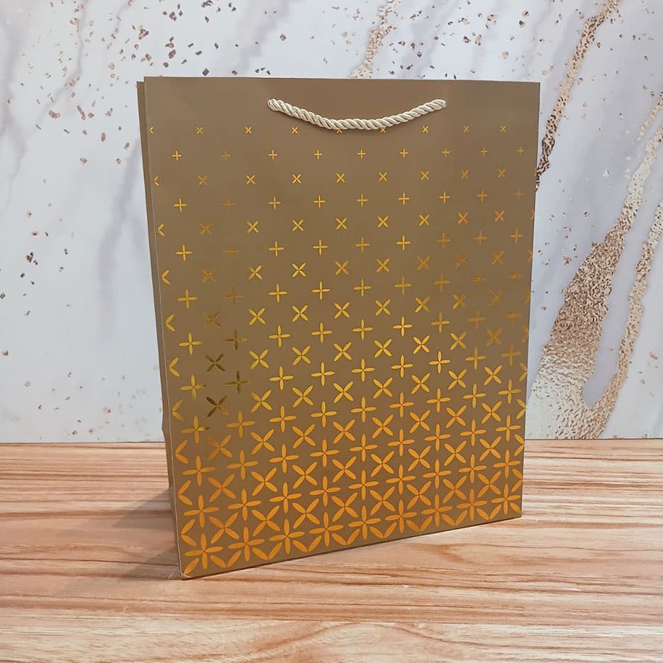 بگ و ساک دستی کادویی طرح ضربدری 26 در 32 در 12 – طلایی — تصویر ۲