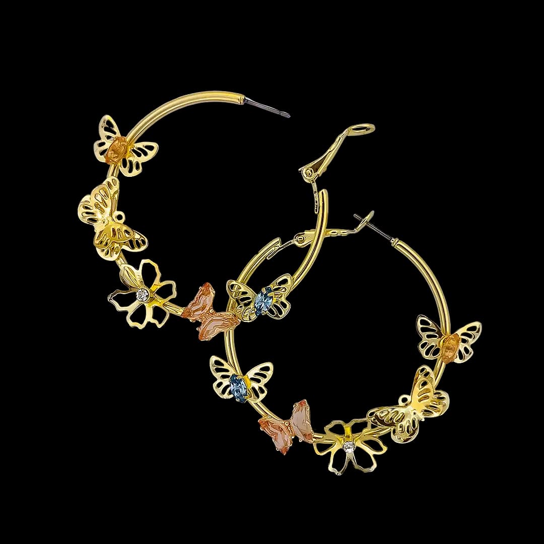 گوشواره حلقهای گل و پروانه نگینی (Butterfly & Flower Charm Hoop Earrings) — تصویر ۴