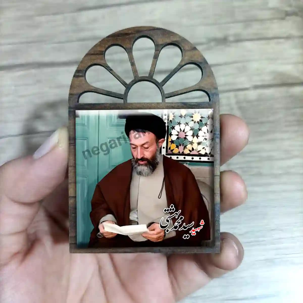 تندیس کاشی پنجره ای شهید سید محمد بهشتی مدل 2Z63 — تصویر ۳