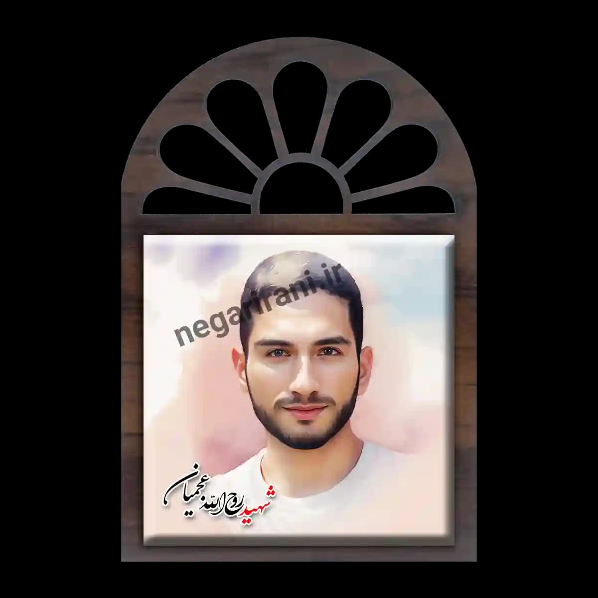 تندیس کاشی پنجره ای شهید روح الله عجمیان مدل 2Z51 — تصویر ۲