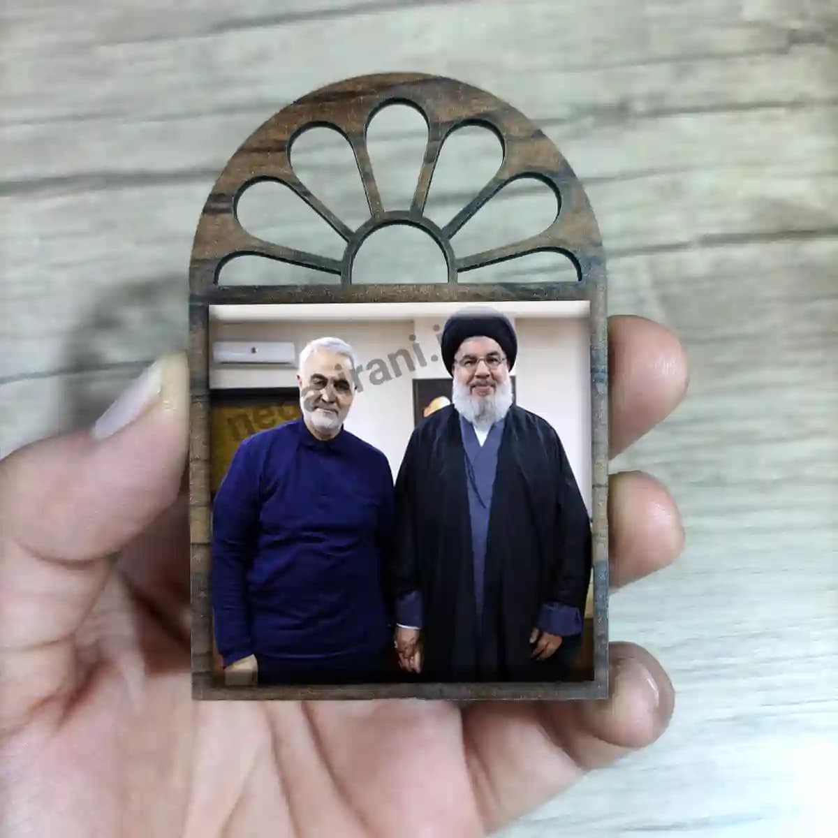 تندیس کاشی پنجره ای شهید حسن نصرالله و شهید حاج قاسم سلیمانی مدل 2Z43 — تصویر ۳