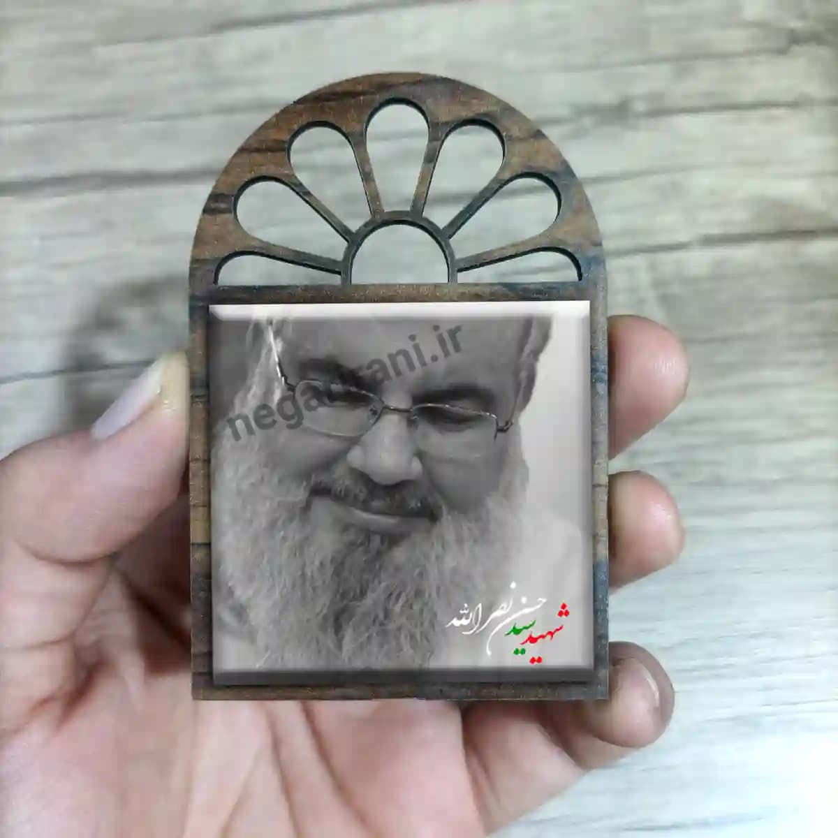 تندیس کاشی پنجره ای شهید حسن نصرالله مدل 2Z37 — تصویر ۳
