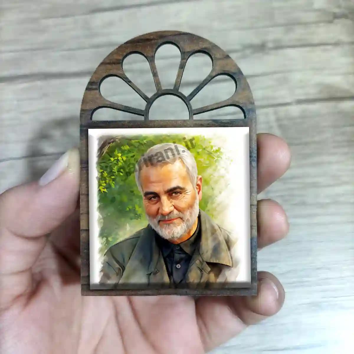 تندیس کاشی پنجره ای لبخند حاج قاسم مدل 2ZG140 — تصویر ۳