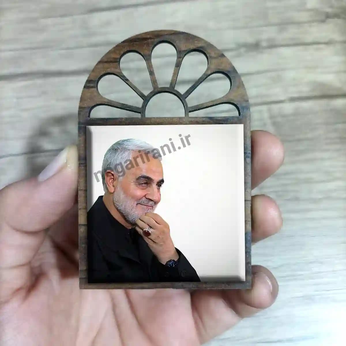 تندیس کاشی پنجره ای شهید حاج قاسم مدل 2ZG97 — تصویر ۳