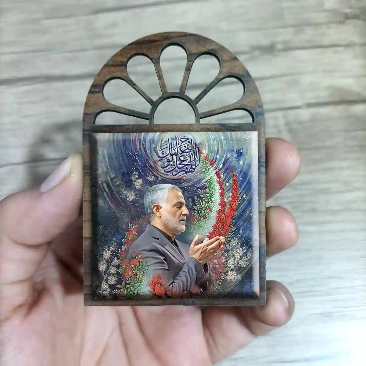 تندیس کاشی پنجره ای شهید حاج قاسم سلیمانی مدل 2ZG96 — تصویر ۳