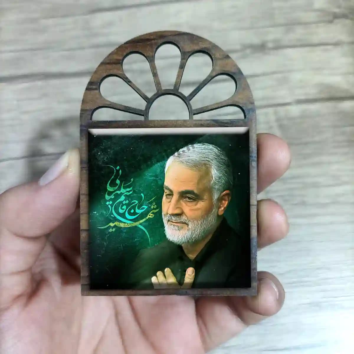 تندیس کاشی پنجره ای شهید حاج قاسم سلیمانی مدل 2ZG86 — تصویر ۳