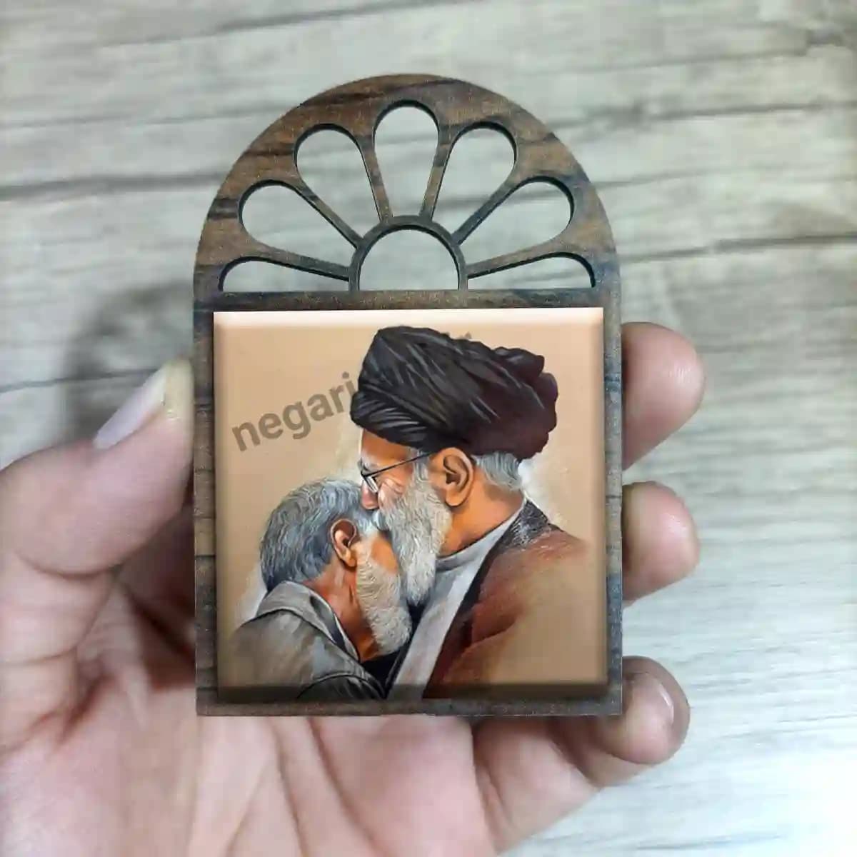 تندیس کاشی پنجره ای نقاشی رهبری و شهید سلیمانی مدل 2ZG60 — تصویر ۳