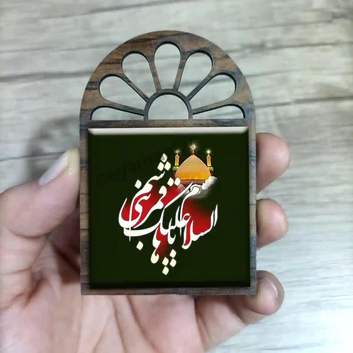 تندیس کاشی پنجره ای السلام علیک یا قمر بنی هاشم مدل 2X 11 — تصویر ۳
