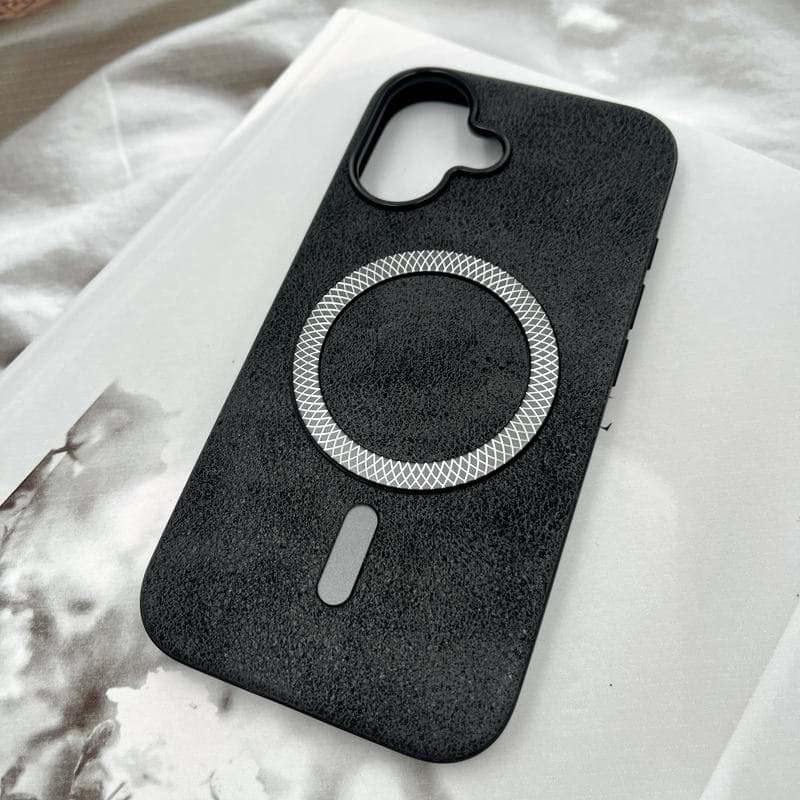 قاب گوشی iPhone 16 آیفون Old Money چرم داخل پارچه ای مگ سیف Magsafe فلزی اورجینال کلاسیک محافظ لنز برجسته مشکی کد 899745 — تصویر ۲