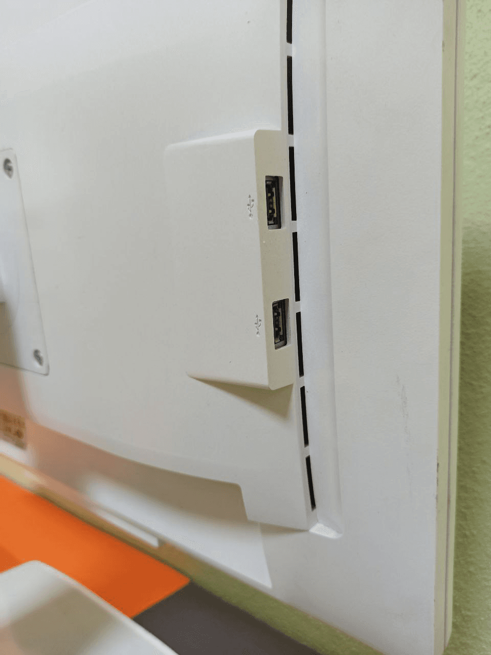 مانیتور استوک LED Fujitsu B24 سایز 24 اینچ — تصویر ۳