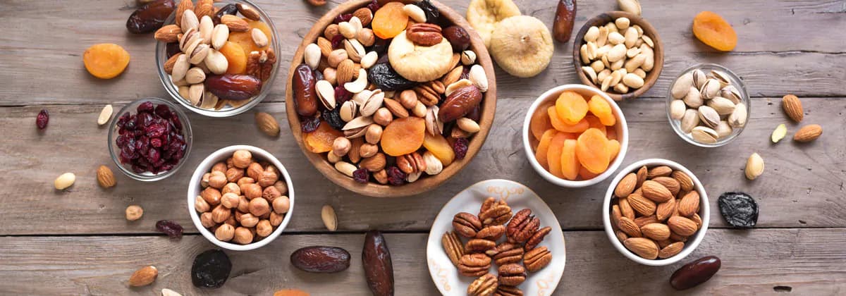 تصویر استوک خشکبار از نمای بالا روی سطح چوبی