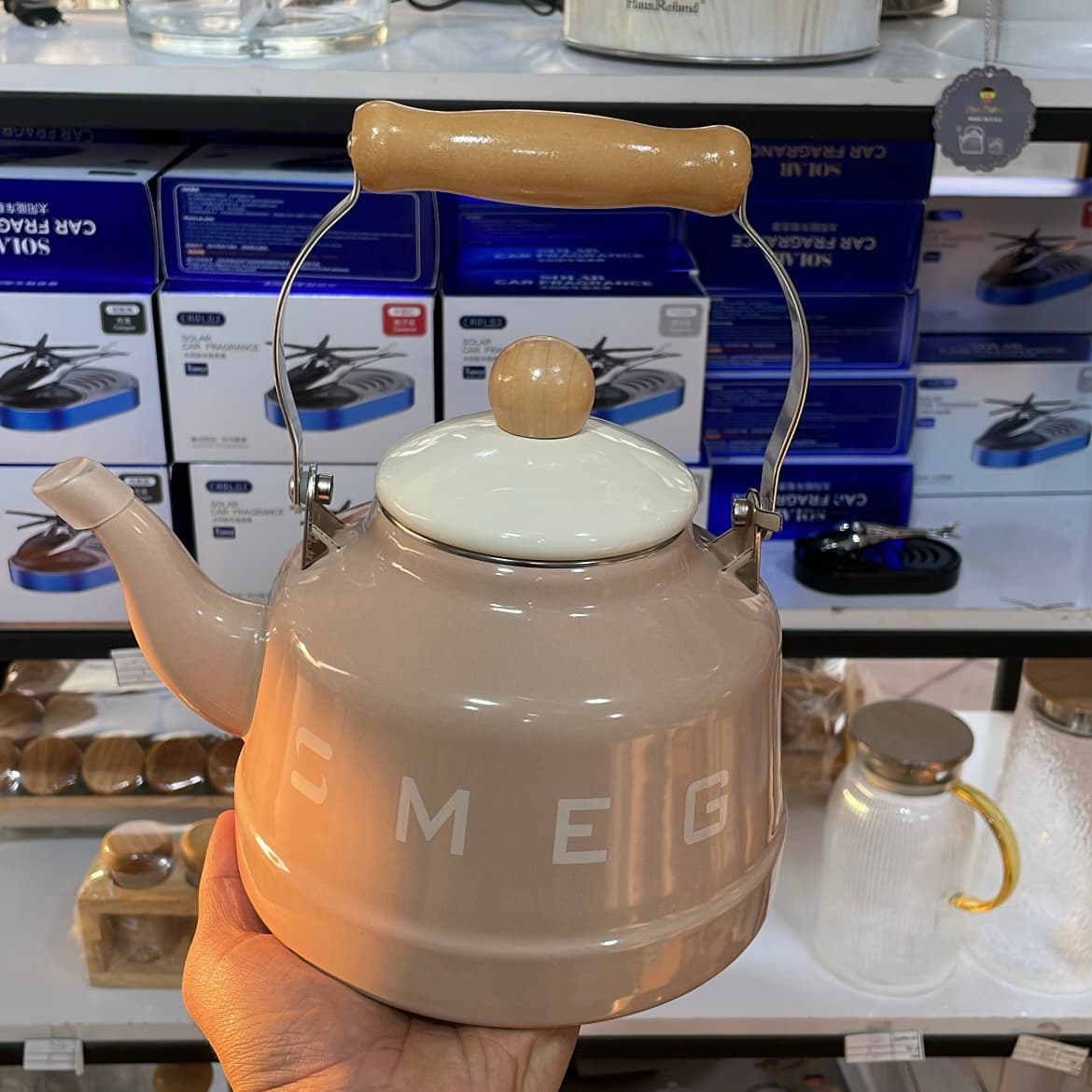 کتری لعابی ۲.۵ لیتری طرح اسمگ SMEG رنگ کرم (Brown) — تصویر ۲