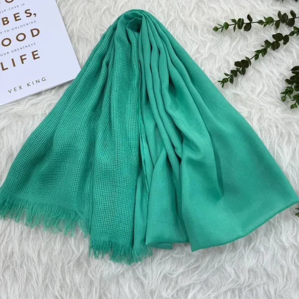شال حاشیه توری نخی قواره بزرگ 180×65 سانتیمتر مناسب استفاده روزمره بدون پرز و دون دون شدن — تصویر ۳