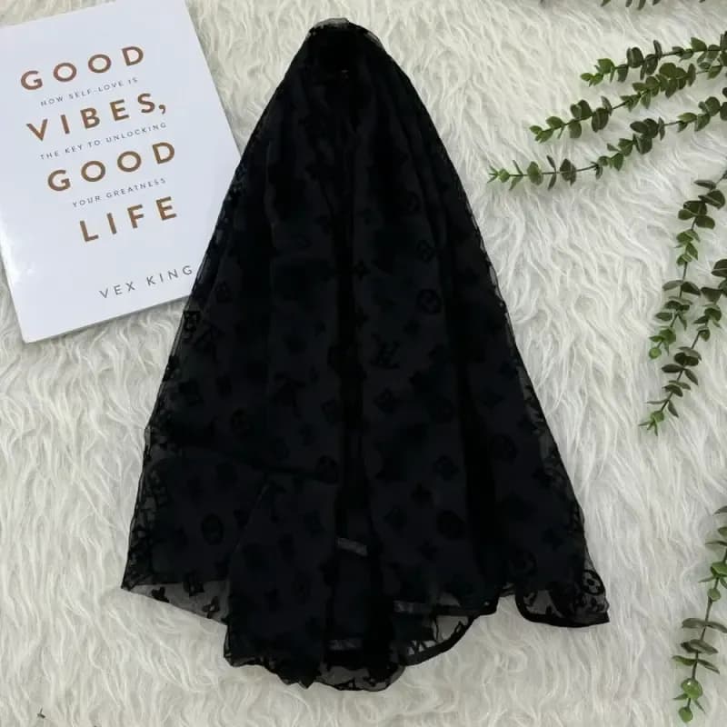 شال حریر زنانه طرح LV قواره 190 در 80 سانتیمتر — تصویر ۳