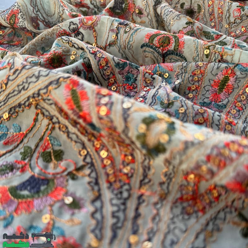 پارچه حریر زمینه آبی روشن و گلدوزی — تصویر ۳