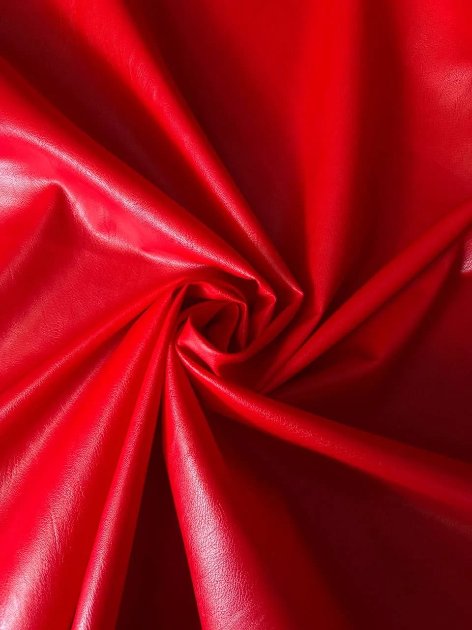 پارچه چرم قرمز رگه دار — تصویر ۲