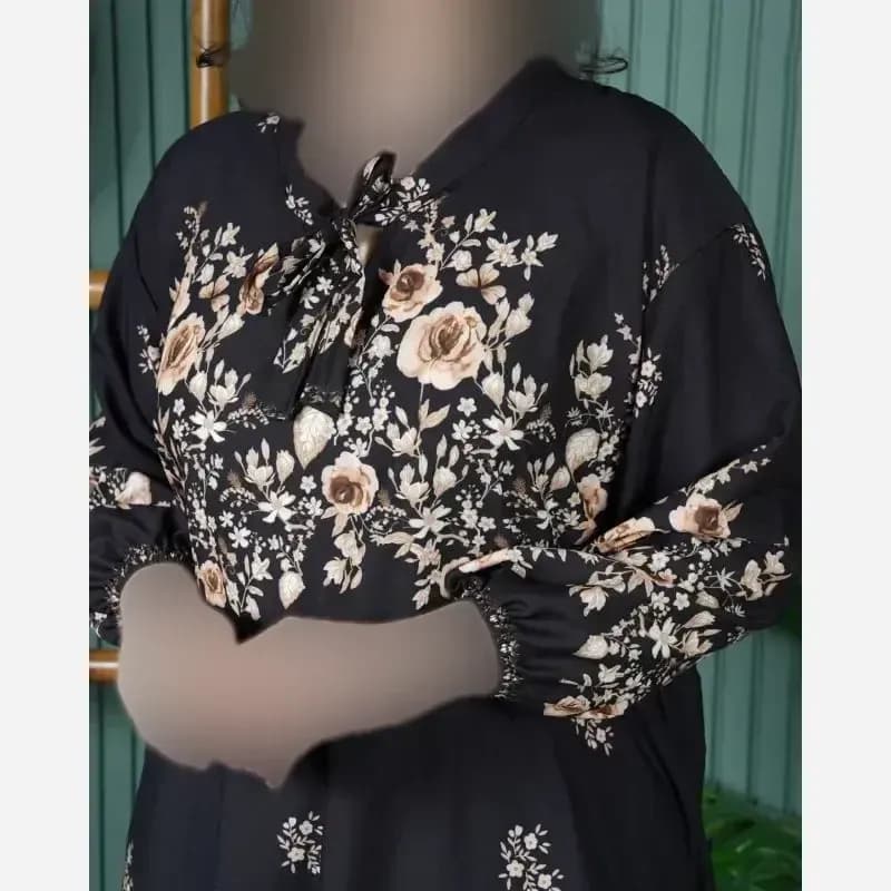 پیراهن کلوش بلند طرح عالیس جنس کرپ بوگاتی ترک رنگ طلایی فری سایز — تصویر ۳