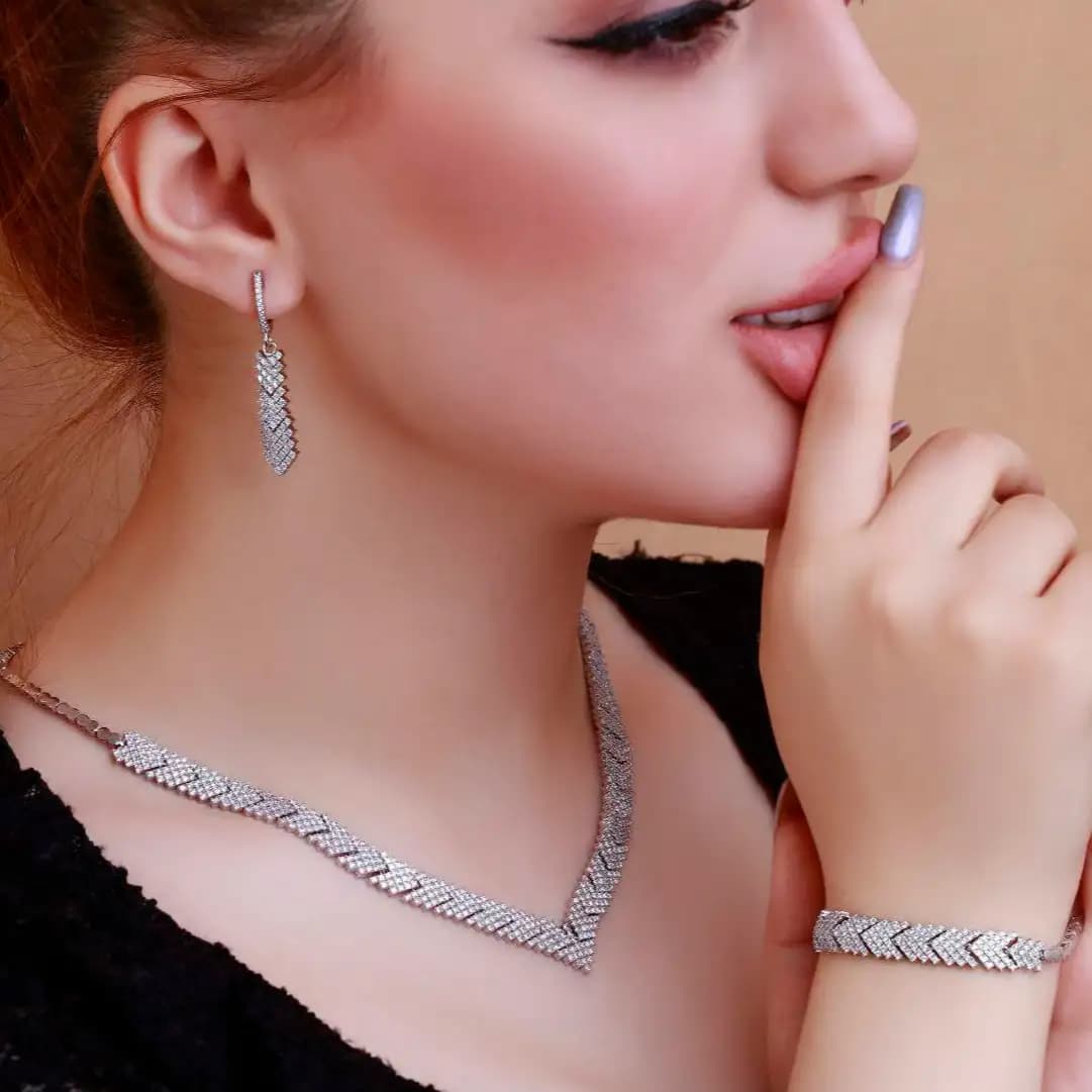 سرویس زنانه مجلسی گردنبند-گوشواره-دستبند جواهری نگین کاری شده پرنس رنگ ثابت کد amp