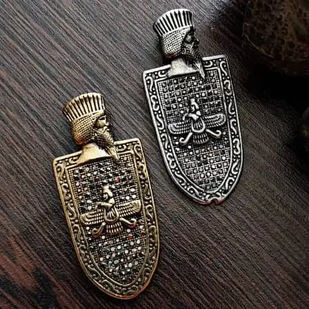 پلاک و آویز گردنبند استیل فروهر و چهره کوروش کبیر طرح نگین کاری برجسته رنگ ثابت کد amp — تصویر ۴