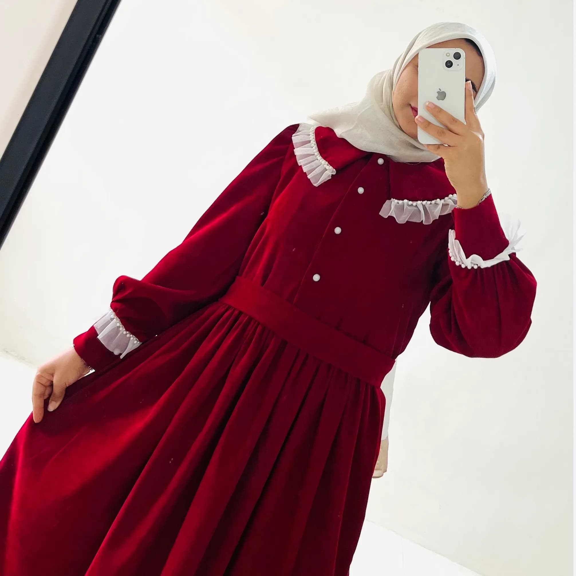 پیراهن مخمل کبریتی قرمز سایز 40 قد 138 مناسب مهمانی و عید با خرج کار تور و مروارید دکمهخور — تصویر ۲