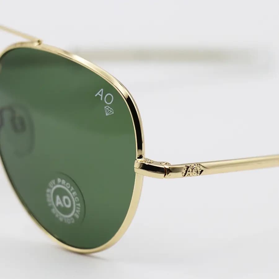 عینک آفتابی American Optical با فریم خلبانی، رنگ طلایی براق، عدسی جنس سنگ (شیشه) و سبز تیره مدل AO-1004 — تصویر ۶